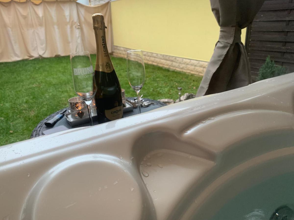 Gunarasi villa jacuzzival Dombóvár Esterno foto