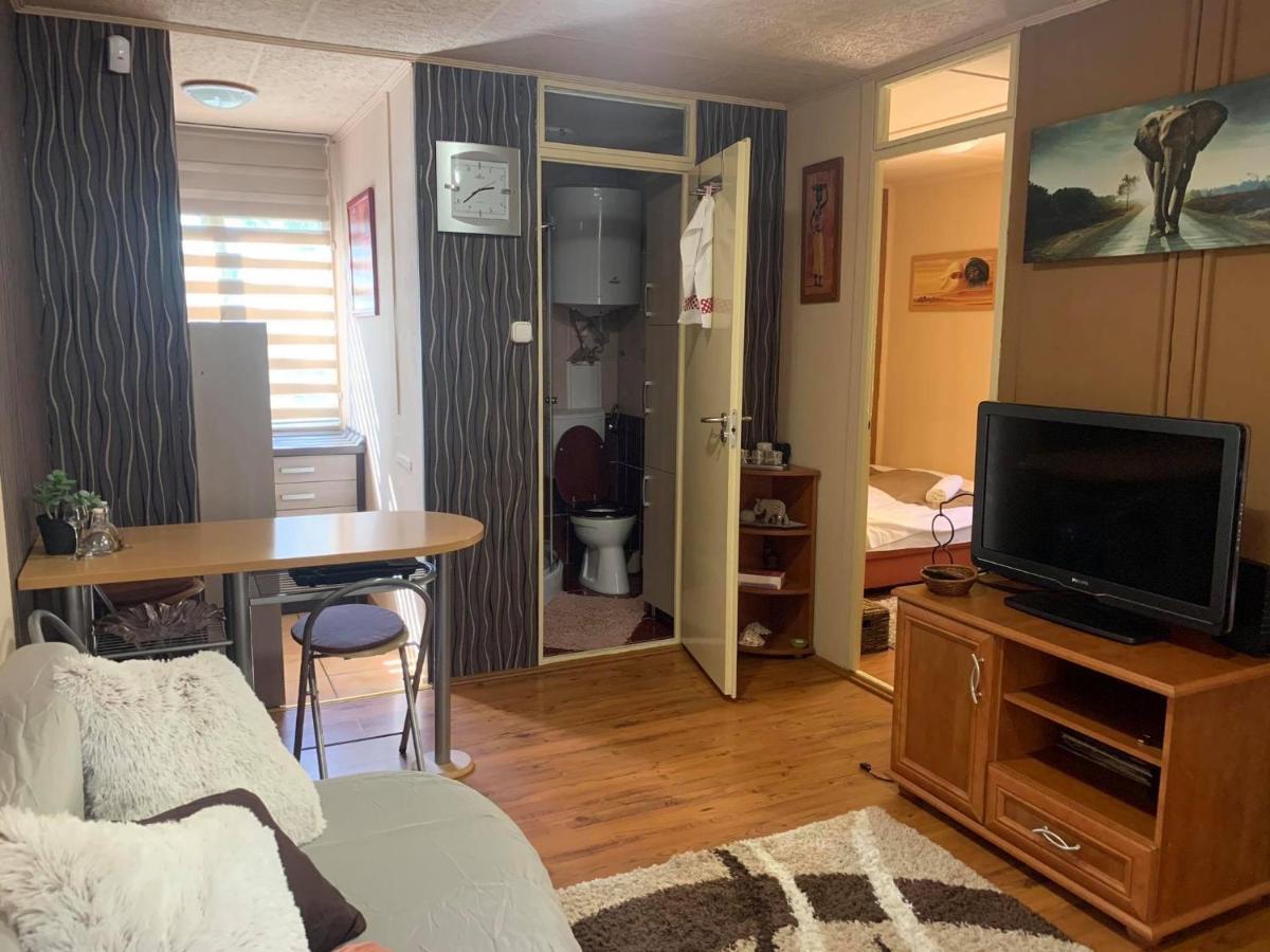 Gunarasi villa jacuzzival Dombóvár Esterno foto