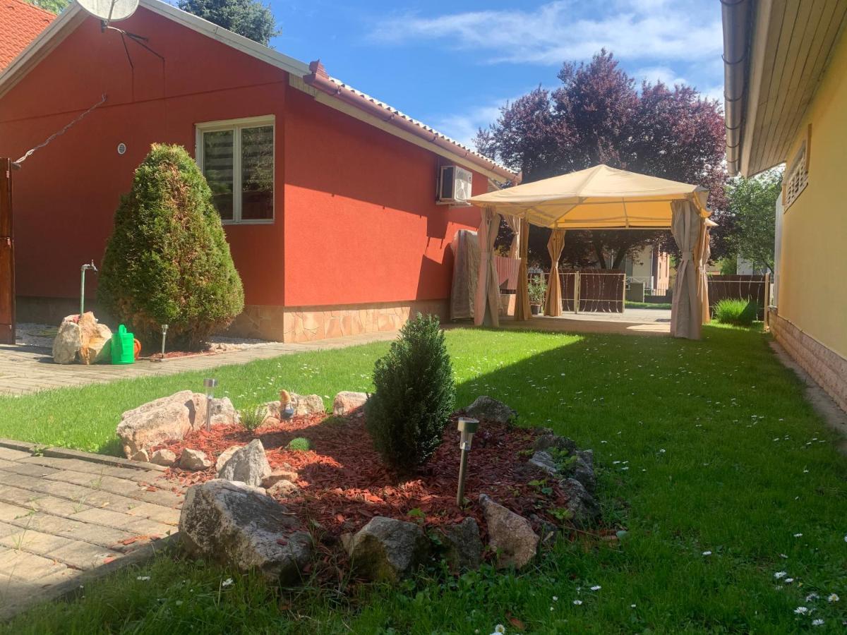 Gunarasi villa jacuzzival Dombóvár Esterno foto